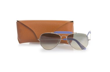 Beyaz üzerinde izole edilmiş zarif güneş gözlükleri.