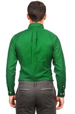 Beyaz gömlekli erkek model.