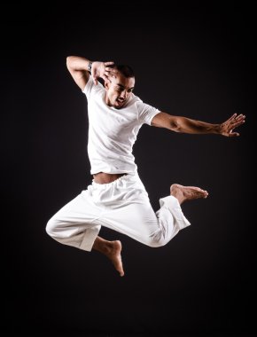 dans etmek içinde beyaz elbise dansçı