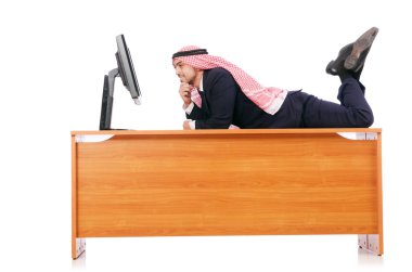 Arap adam masasında oturuyor