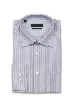 Beyaz gömlekli hoş bir erkek.