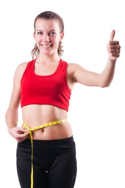 Diyet konseptinde santimetre olan genç bir kız.