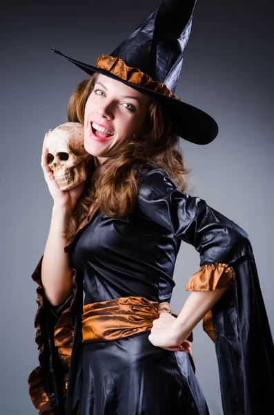 Häxa i skrämmande halloween koncept — Stockfoto