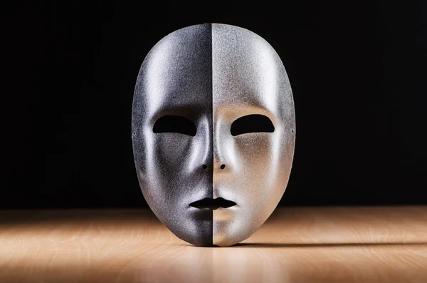 Maske vor dunklem Hintergrund — Stockfoto
