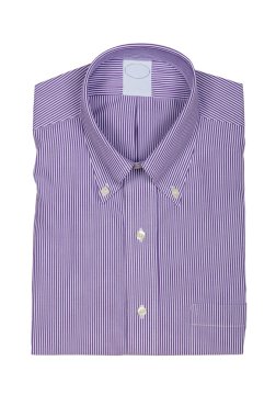 Beyaz gömlekli hoş bir erkek.