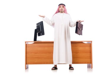 Arap adam masasında oturuyor