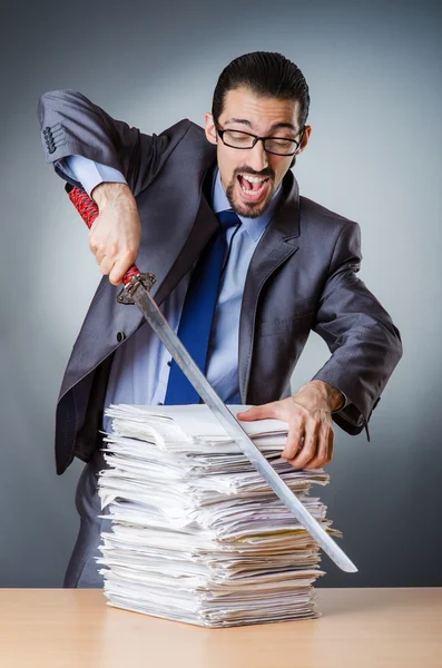 Empresario cortando la pila de papel — Foto de Stock