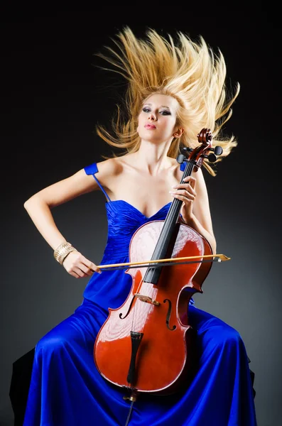 Mulher atraente com violoncelo no estúdio — Fotografia de Stock