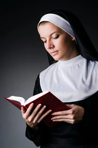 Joven monja en concepto religioso — Foto de Stock