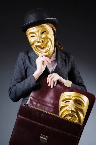 Žena s maskou v pokrytectví koncepce — Stock fotografie