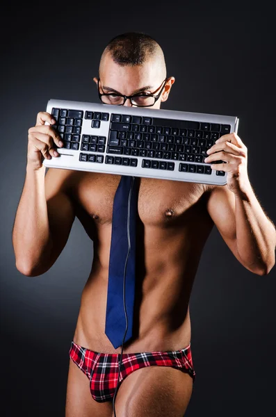 Affärsman i byxor med tangentbord — Stockfoto