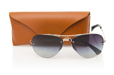 Beyaz üzerinde izole edilmiş zarif güneş gözlükleri.