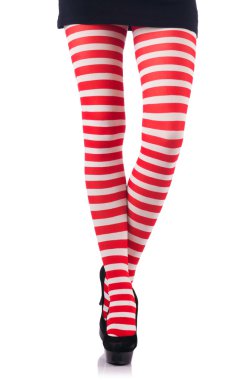 Uzun bacaklı ve çoraplı bir kadın.