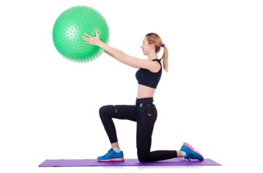 Beyazlar üzerinde topla egzersiz yapan bir kadın.