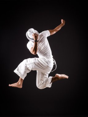 dans etmek içinde beyaz elbise dansçı