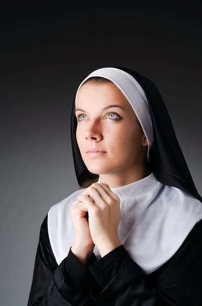 Genç rahibenin dini inancı. — Stok fotoğraf