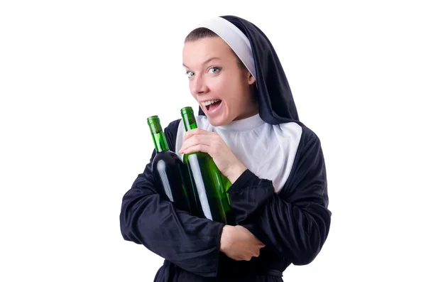 Nunna med flaska rött vin — Stockfoto