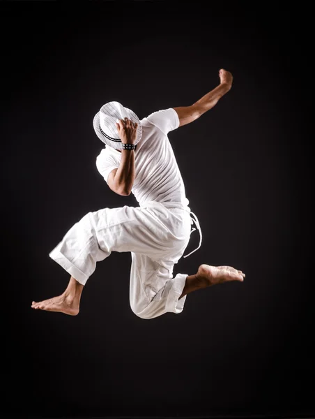 Dançarino dança em roupas brancas — Fotografia de Stock