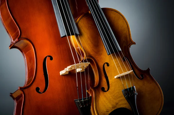 Violín en habitación oscura - concepto de música —  Fotos de Stock