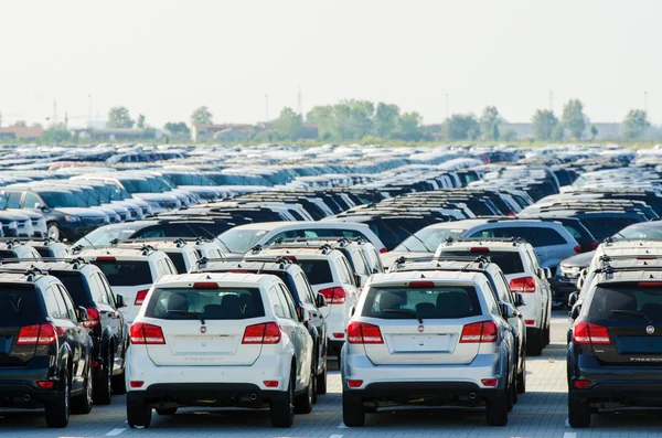 TUSCÂNIA, ITÁLIA - 27 de junho: Novos carros estacionados no centro de distribuição — Fotografia de Stock