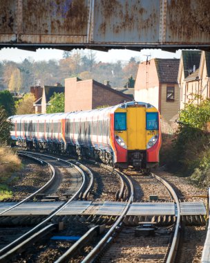 Aydınlık yaz günü yapılan demiryolu parça