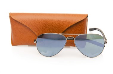 Beyaz üzerinde izole edilmiş zarif güneş gözlükleri.