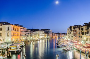 Venice, İtalya - 30 Haziran: rialto Bridge görünümü üzerinde 30 Haziran 201