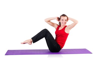 Beyaz üzerinde egzersiz yapan genç bir kadın.