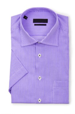 Beyaz gömlekli hoş bir erkek.