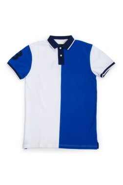 Beyaz arkaplanda yalıtılmış erkek tişörtü