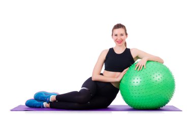 Beyazlar üzerinde topla egzersiz yapan bir kadın.