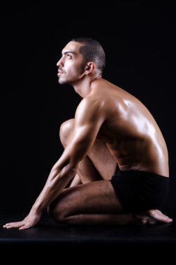 kaslı adam koyu Studio