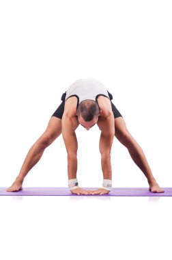 Beyazlar üzerinde egzersiz yapan adam.