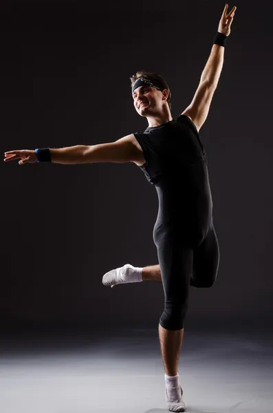 Ballerino che balla in studio buio — Foto Stock