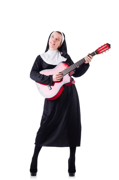 修女用白色隔绝的吉他弹奏 — 图库照片