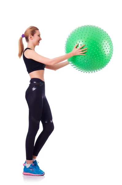 Kvinna gör övningar med boll på vitt — Stockfoto