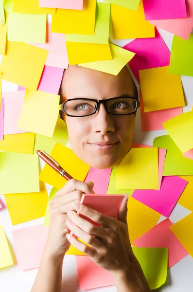 Mujer de negocios con un montón de notas recordatorias — Foto de Stock