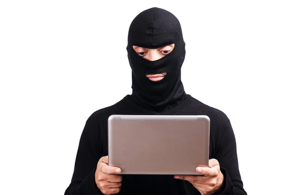 Хакер с компьютером в балаклаве — стоковое фото