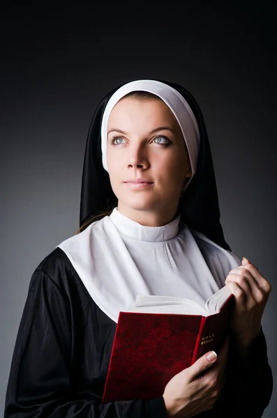 Joven monja en concepto religioso — Foto de Stock