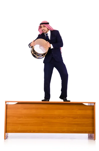Арабский бизнесмен играет на барабане на столе — стоковое фото