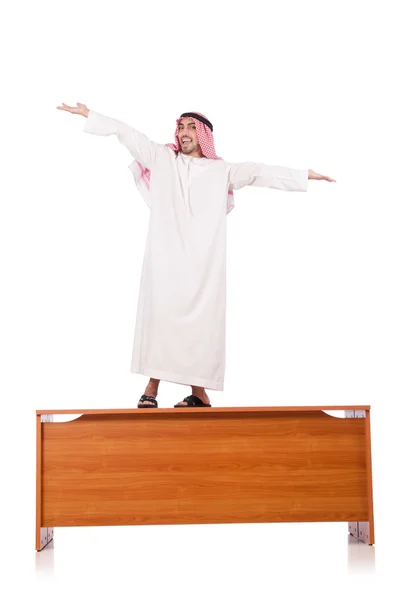 Araber sitzt an seinem Schreibtisch — Stockfoto