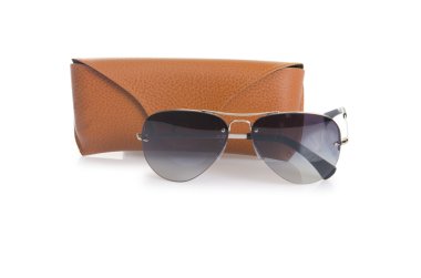 Beyaz üzerinde izole edilmiş zarif güneş gözlükleri.