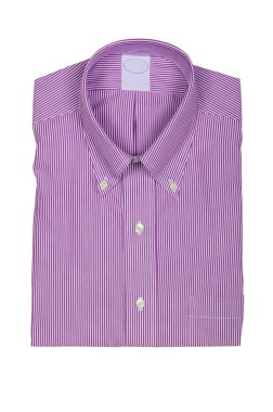 Beyaz gömlekli hoş bir erkek.