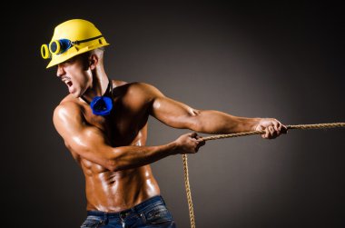 Karanlıkta ip çekerek çıplak Oluşturucu