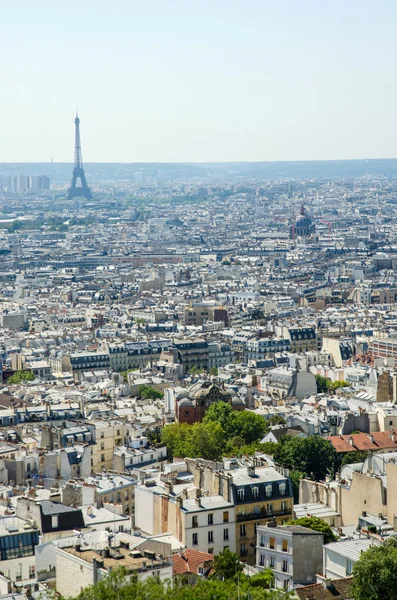 Skyline of Paris på ljusa sommardagen — Stockfoto