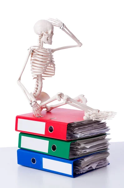 Squelette avec pile de fichiers sur blanc — Photo
