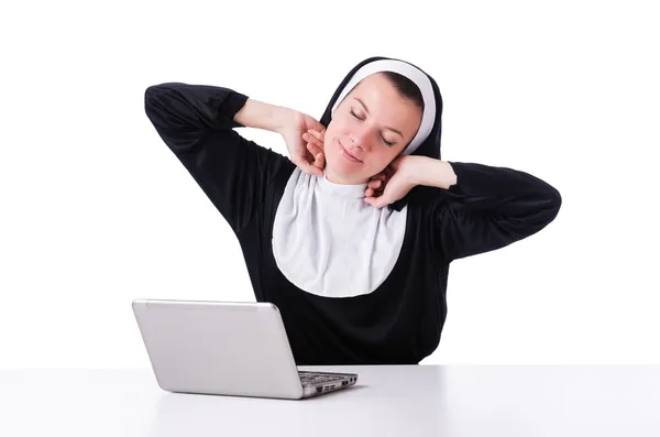 Nonne arbeitet am Laptop - religiöses Konzept — Stockfoto