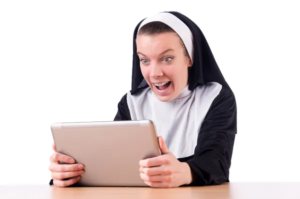 Nun werkt aan laptop - religieus concept — Stockfoto