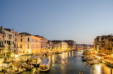 Venice, İtalya - 30 Haziran: rialto Bridge görünümü üzerinde 30 Haziran 201