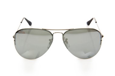 Beyaz üzerinde izole edilmiş zarif güneş gözlükleri.